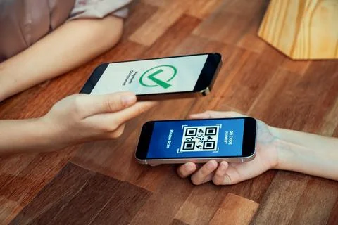 QR code is displayed on screen for cashless payment scanning. Enthusiastic Foto stock