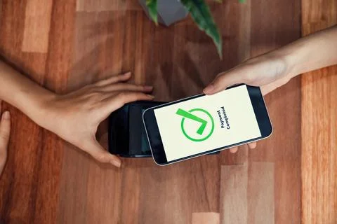 QR code is displayed on screen for cashless payment scanning. Enthusiastic Foto stock