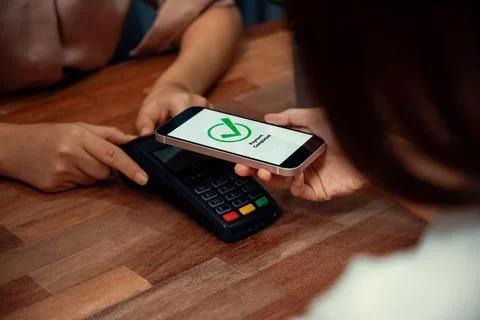 QR code is displayed on screen for cashless payment scanning. Enthusiastic Foto stock