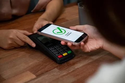 QR code is displayed on screen for cashless payment scanning. Enthusiastic 스톡 사진