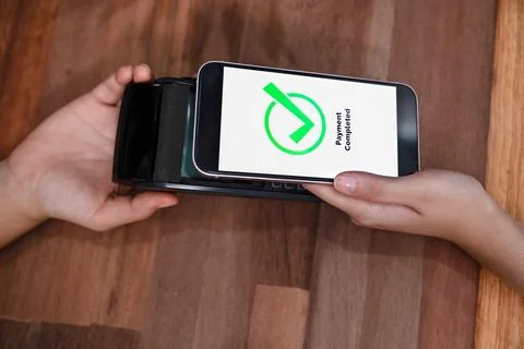 QR code is displayed on screen for cashless payment scanning. Enthusiastic Foto stock