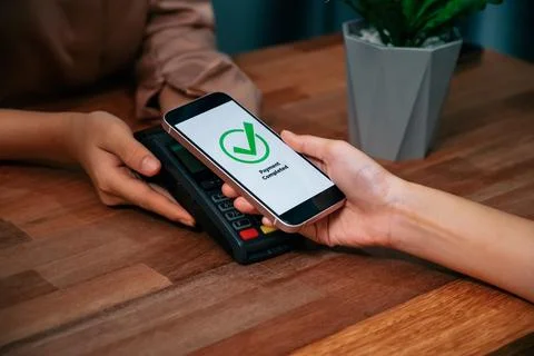 QR code is displayed on screen for cashless payment scanning. Enthusiastic 스톡 사진