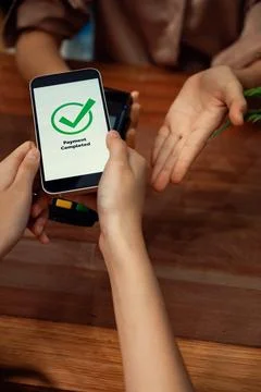 QR code is displayed on screen for cashless payment scanning. Enthusiastic 스톡 사진