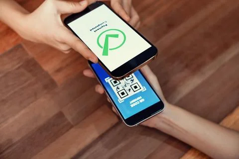 QR code is displayed on screen for cashless payment scanning. Enthusiastic Foto stock