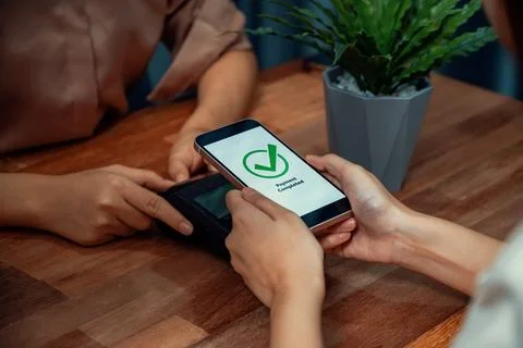 QR code is displayed on screen for cashless payment scanning. Enthusiastic Foto stock