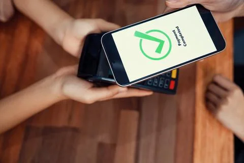 QR code is displayed on screen for cashless payment scanning. Enthusiastic Foto stock