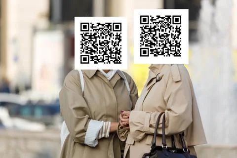 Qr code on the faces of people in the city Foto stock