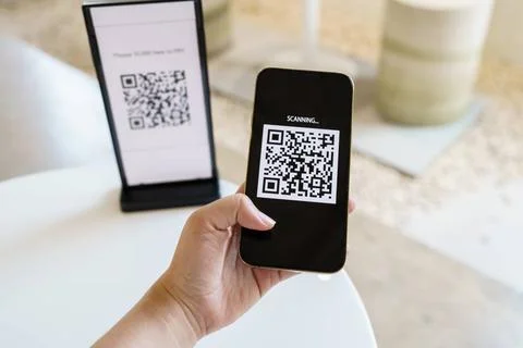 Qr code payment. E wallet. Man scanning tag accepted generate digital pay ... Stock-Fotos
