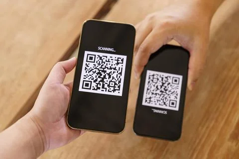 Qr code payment. E wallet. Man scanning tag accepted generate digital pay ... Stock-Fotos