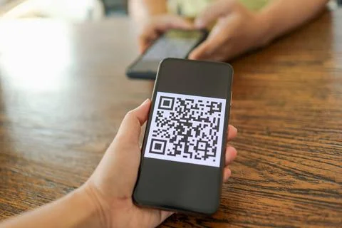 Qr code payment. E wallet. Man scanning tag accepted generate digital pay ... Foto stock