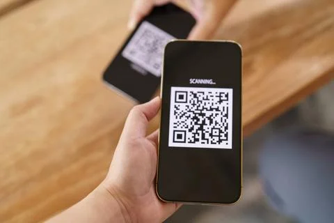 Qr code payment. E wallet. Man scanning tag accepted generate digital pay ... Stock-Fotos