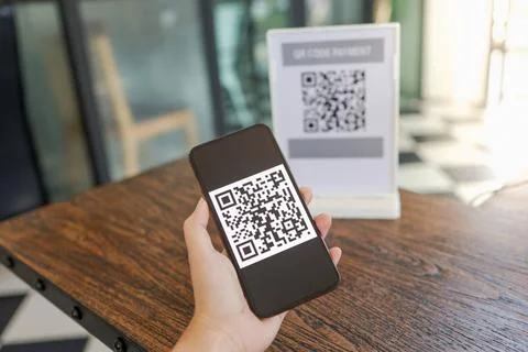 Qr code payment. E wallet. Man scanning tag accepted generate digital pay ... Stock-Fotos