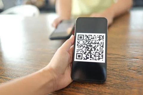 Qr code payment. E wallet. Man scanning tag accepted generate digital pay ... Stock-Fotos