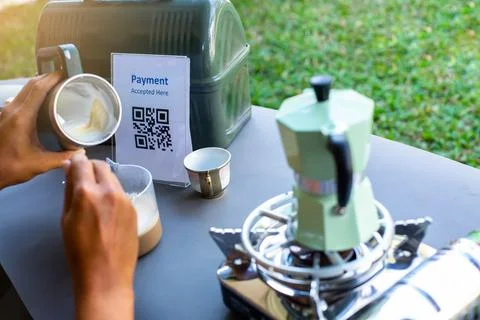 Qr code payment tag with blurry staff making coffee. Foto stock