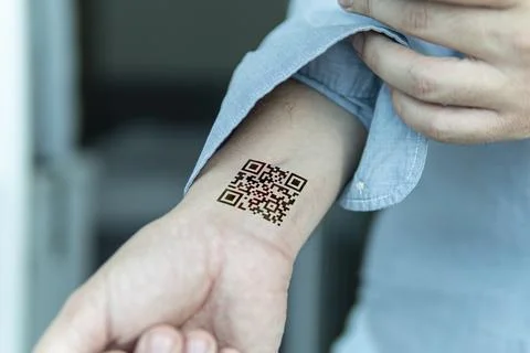 QR code on the person's wrist. The concept of chipping a person to control or Foto stock