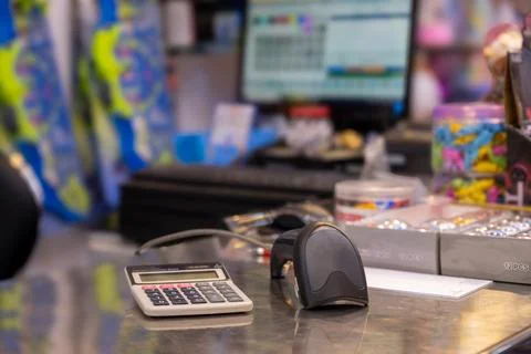 QR code scanner on table with calculator with casheer screen in the backgro.. Stock-Fotos