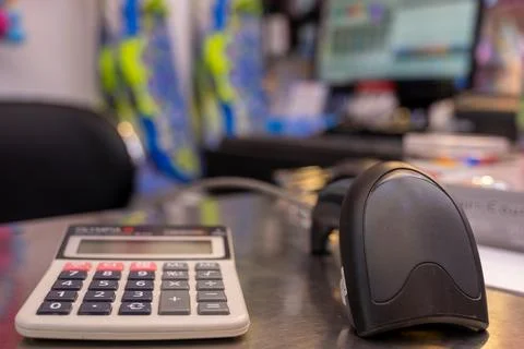 QR code scanner on table with calculator with casheer screen in the backgro.. Stock-Fotos