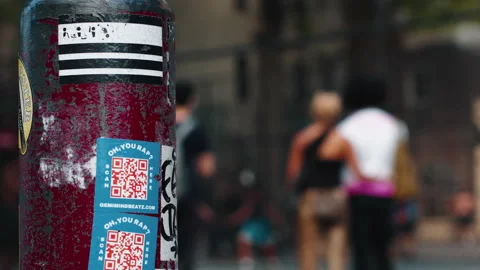 QR Code Sticker on New York City Street Vidéo 154125817