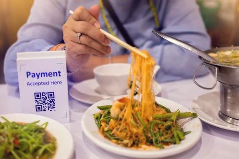 QR code tag with blurry Asian food and customers in restaurants to accepted g Stock Photos