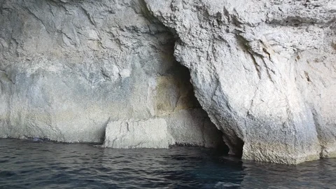 Qredi, Malta, sailing inside the blue grotto cave Stock-Footage 117603517
