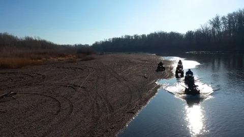 Quad bikes go to the Ford on the river 库存影片 126636836