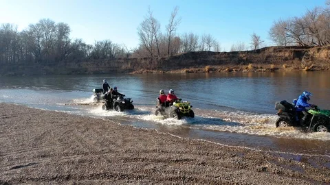 Quad bikes go to the Ford on the river 库存影片 126637192