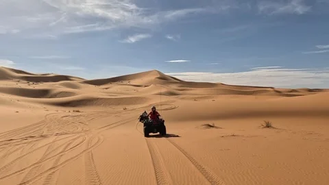 Quad in the dunes of the sahara 스톡 동영상 255723156