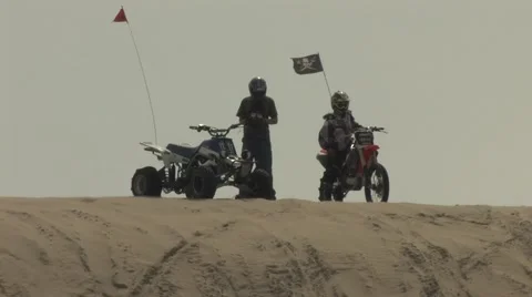 Quad &amp; Motorcycle on Top of the Dunes 스톡 동영상 5087431