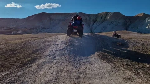 Quad ride through Cappadocia: a dynamic POV capturing the exhilarating journey. 库存影片 262888674