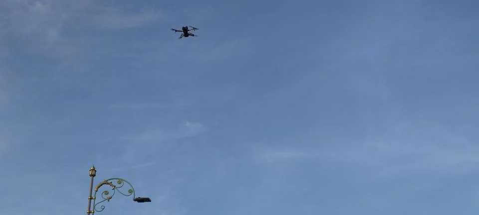 Quadcopter drone flying Stock-Fotos
