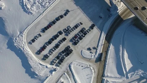 Quadcopter flies over winter Parking and the bridge over the river Vídeo Stock 77129174
