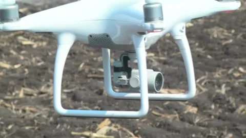Quadcopter. Takeoff over the field Video stock 106930636