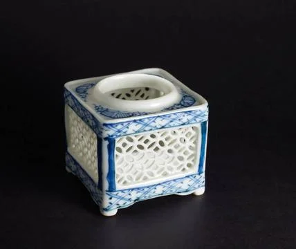 Quadrangular container with openwork walls decorated with cobalt unknown C... Stockfoto's