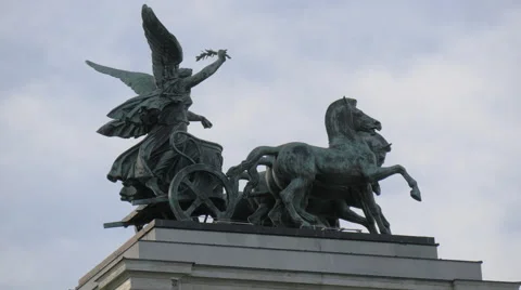 Quadriga on the roof of the Austrian Parliament Building, Vienna Vídeos de archivo 59571848