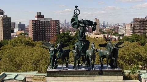 Quadriga sculpture and Brooklyn rooftops at Grand Army Plaza Stock Footage 115053375