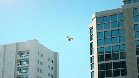 Quadrocopter carrying a parcel Vidéo 98053791