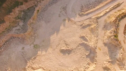 Quadrocopter flies over the deep yellow gorge. A pianist is playing on a white 動画素材 90912801