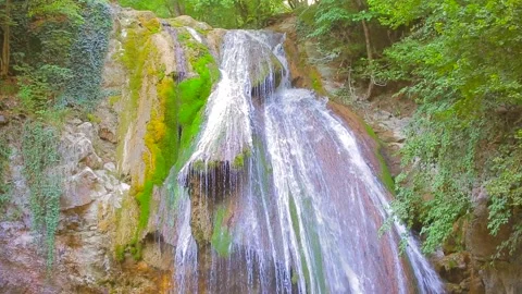 Quadrocopter flies by the waterfall Stock-Footage 89299327
