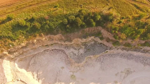 Quadrocopter is flying over a deep yellow ravine. The pianist is playing on a Vídeo Stock 90840635
