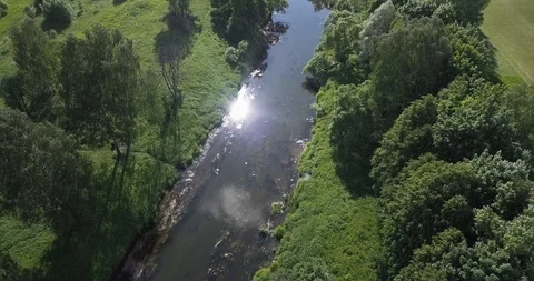 Quadrocopter span over the river Spokane on a sunny day Stock Footage 113405265