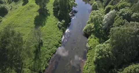 Quadrocopter span over the river Spokane on a sunny day Stock Footage 113405419