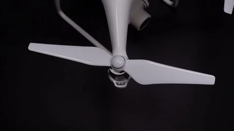 Quadrocopter starts rotating propellers Video stock 74362607