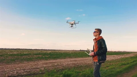 Quadrocopter takes off from the pilot's hand in slow motion. Running the Dron. Video stock 74796551