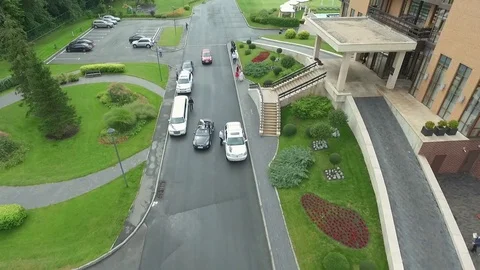 Quadrocopter takes off wedding kortedzh. Stock Footage 81812447