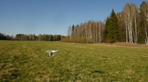 Quadrocopters flying in the sky Vidéo 62958072