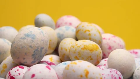 Quail easter colored eggs , rotation in circle. colored Easter eggs Turning. Video stock 237706283