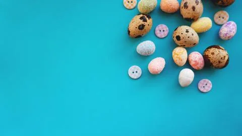 Quail Easter eggs on blue background. Flat lay, top view. Easter concept. Foto stock