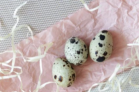 Quail eggs. Background is decorative. Foto stock