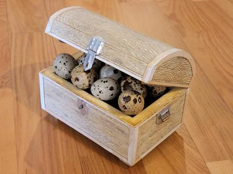 Quail eggs in a box. Quail eggs in a chest Foto stock