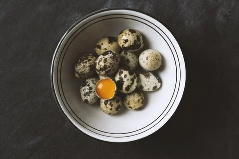 Quail eggs in ceramic bowl Stock Photos